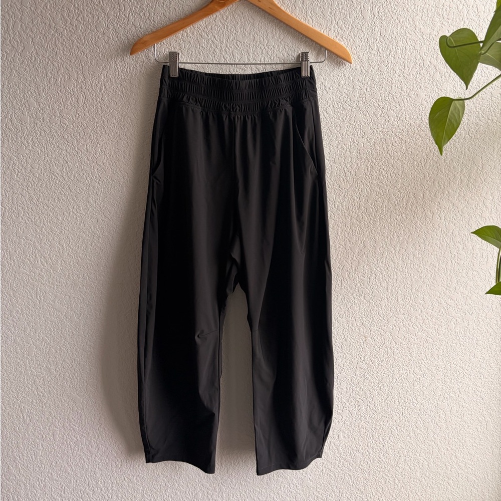 Old Navy sleek tech barrel ankle pants - XS